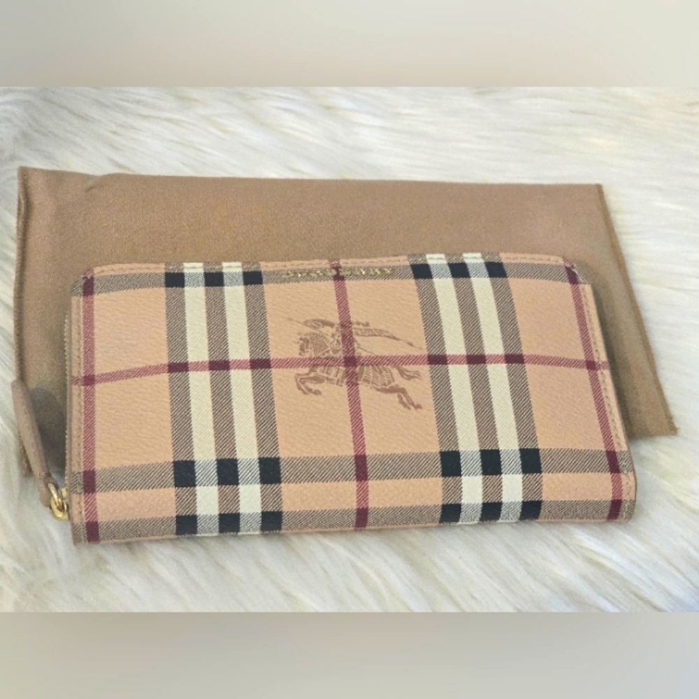 BURBERRY ELMORE HAYMARKET ZIP AROUND WALLET-40607301